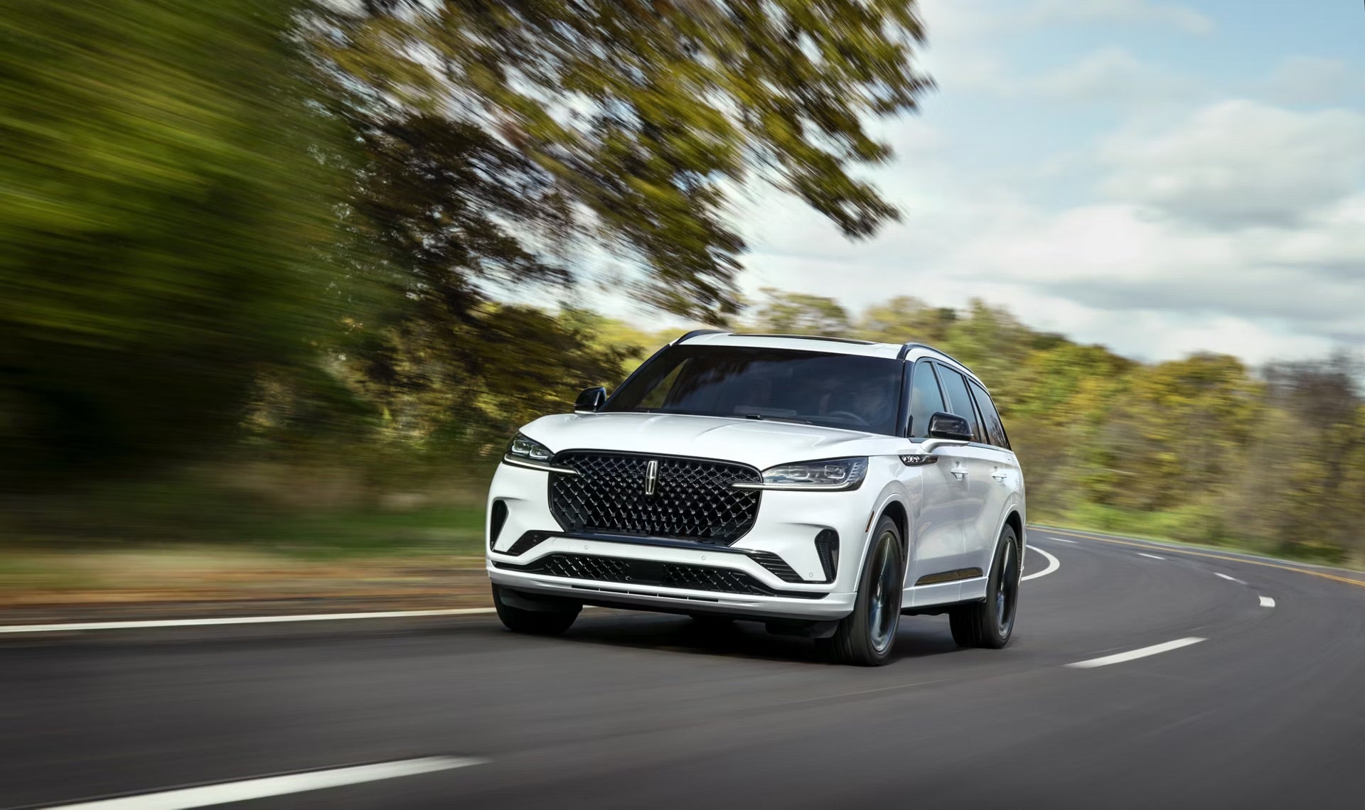2026-lincoln-aviator-white-suv-cruising-on-the-hwy