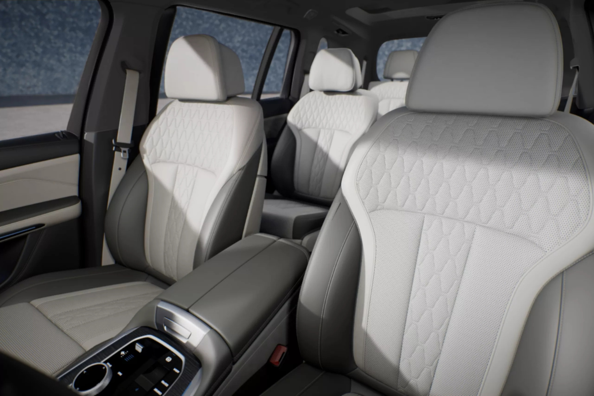 Passenger seating across the cabin of 2027 BMW X7