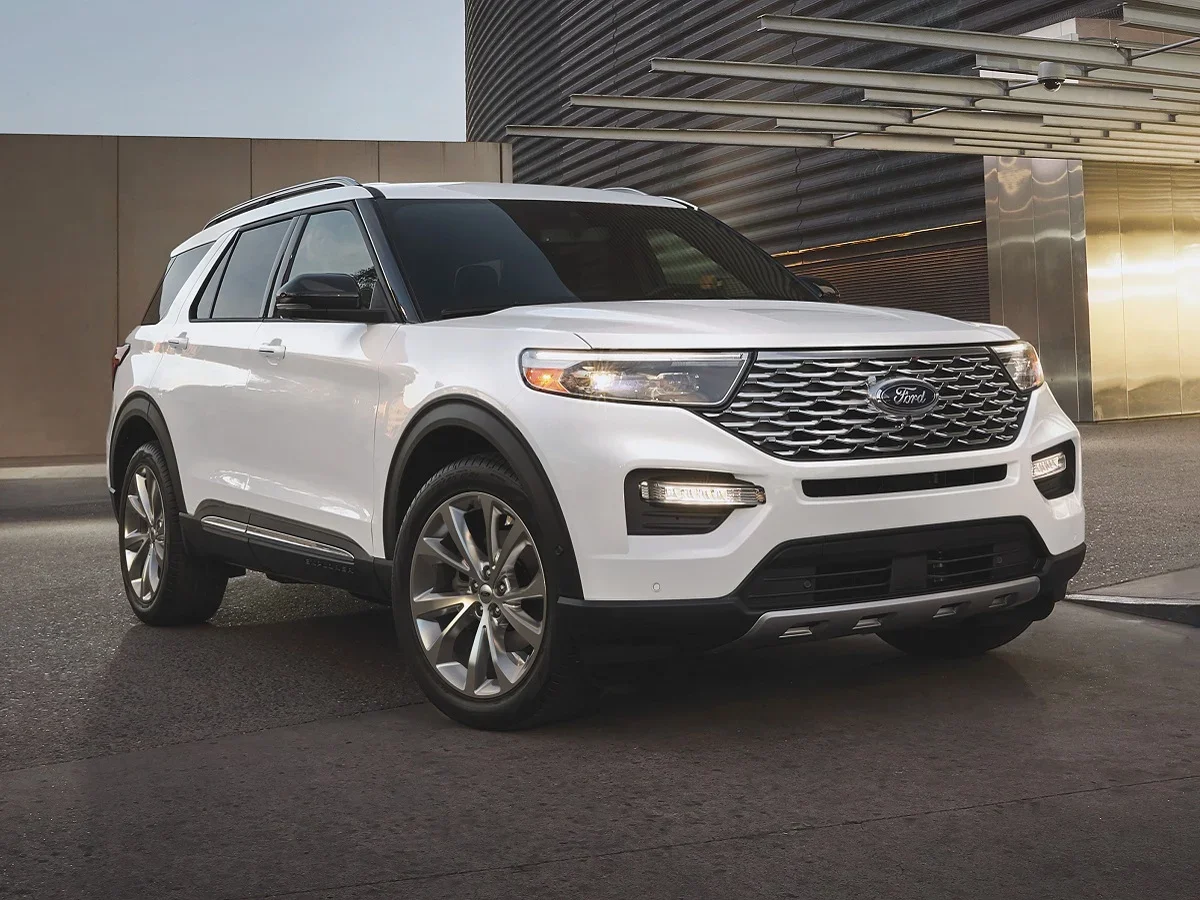 JDP_2022-Ford-Explorer-Hybrid-Platinum-White-Front-Quarter-View