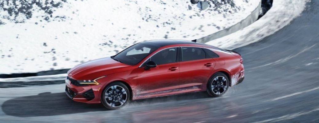 2022-Kia-K5-GT-Line-Driving-In-Snowy-Conditions-Side-View_o