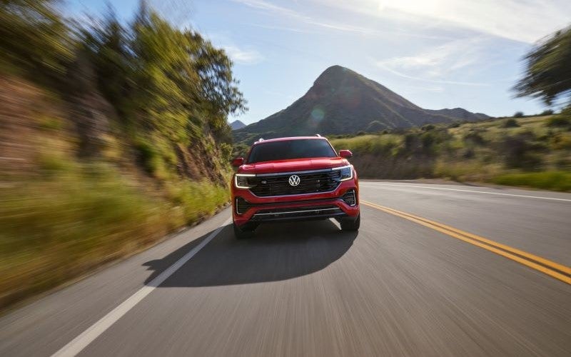 Volkswagen SUVs parked outside a Hawaii dealership
