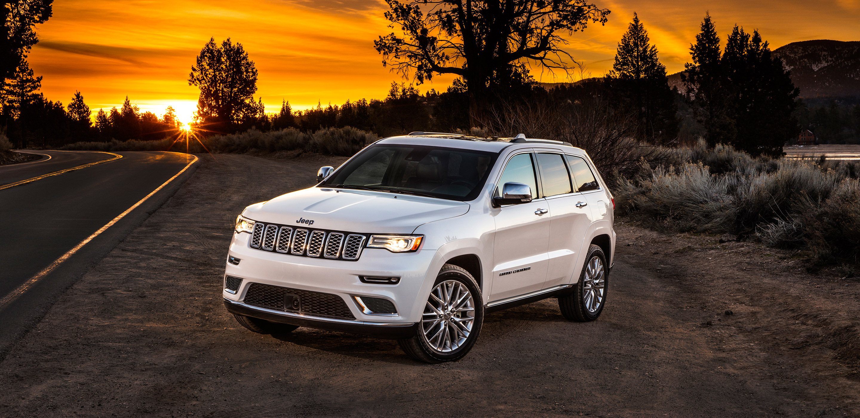 2018 Jeep Grand Cherokee SUV white exterior front view