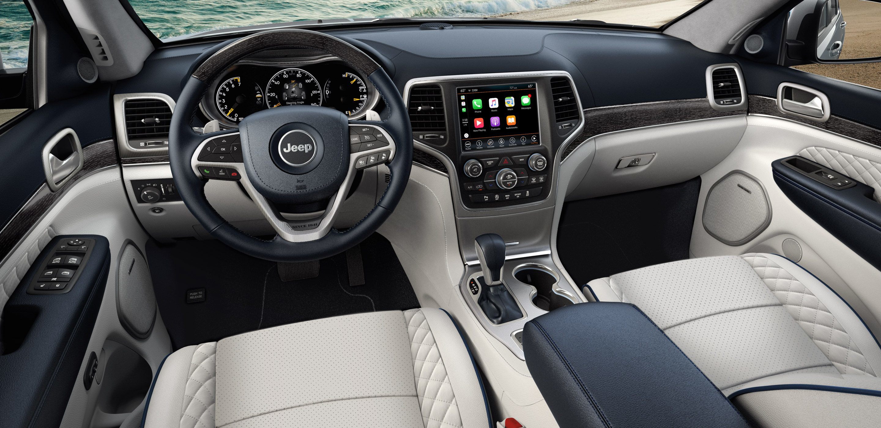 2018 Jeep Grand Cherokee SUV cockpit & dashboard interior