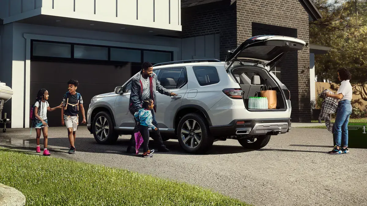 MY23-Pilot-Feature-Blade-ExteriorInterior-Cargo-Hands-Free-Access-Power-Tailgate