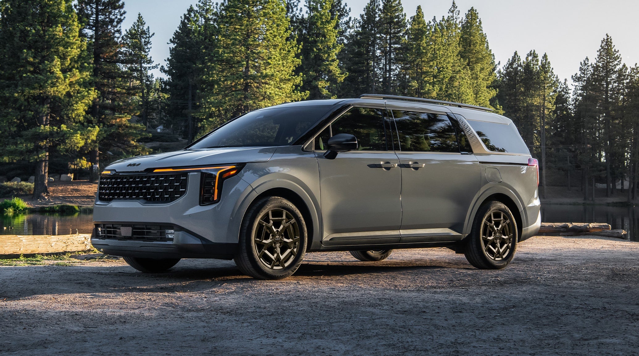 2025 Kia Carnival Parked In Front Of Trees