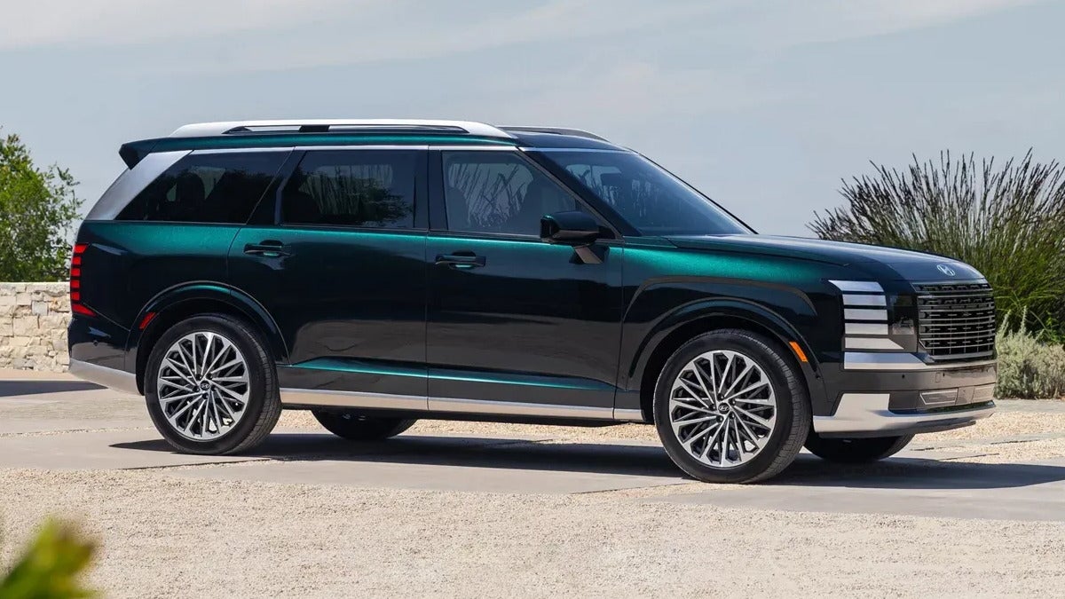 2026 Hyundai Palisade side view parked on a street.