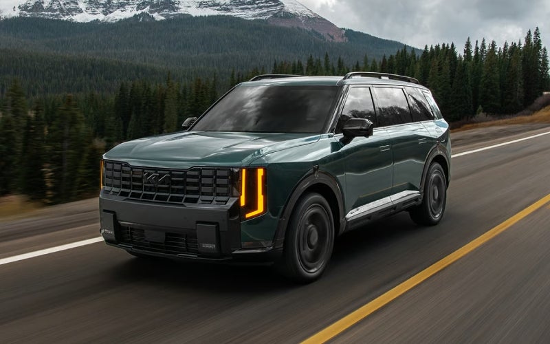 How much space and seating flexibility do you get in the 2027 Kia Telluride Hybrid near Huntingdon Valley, PA?
