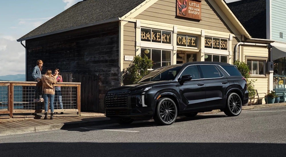 A black 2025 Hyundai Palisade for sale in Knoxville is shown from the front at an angle.