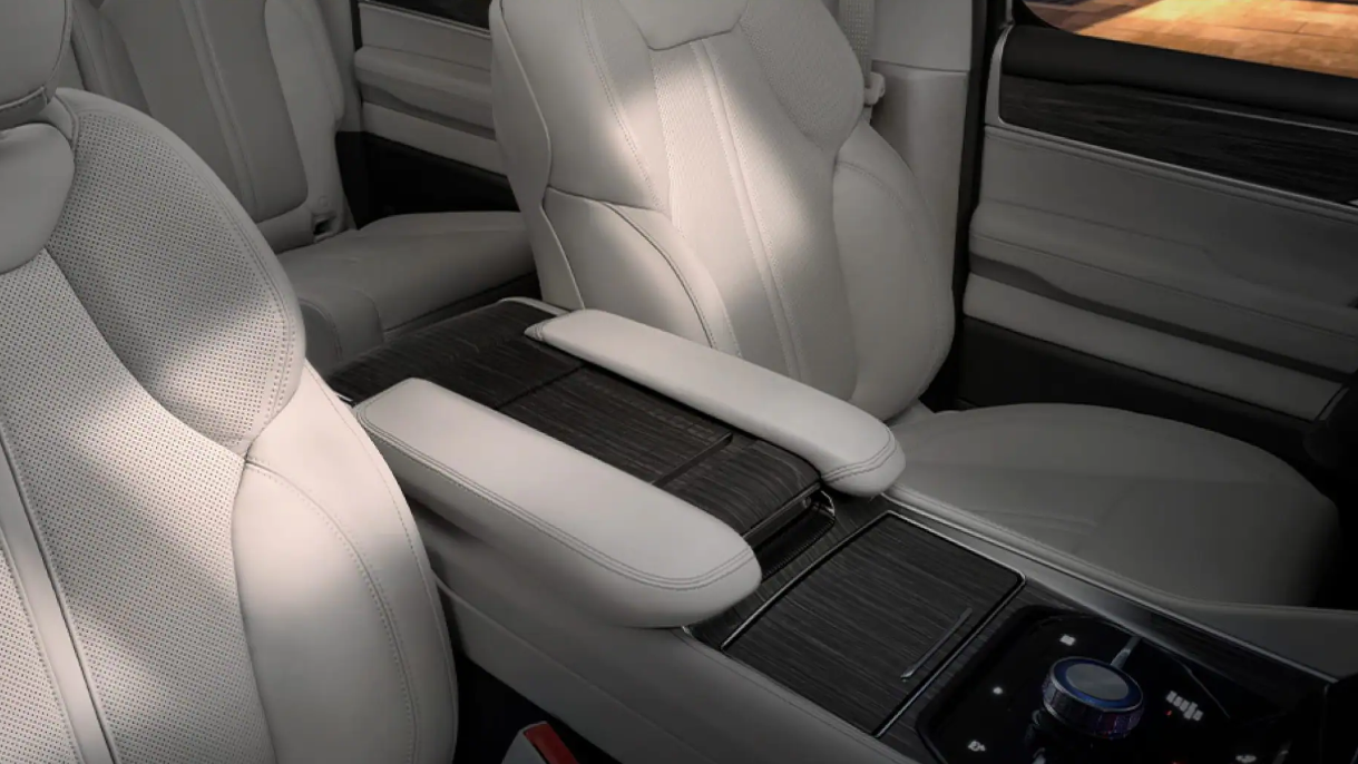 2023 Jeep Wagoneer Heated and Ventilated Front Seats with Massage