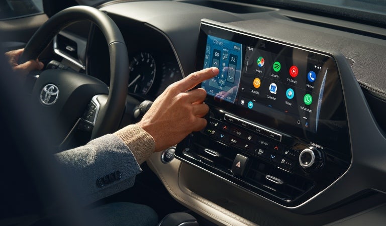 2020 Toyota Highlander 12 inch infotainment screen