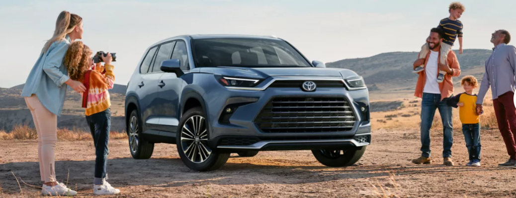 A family near the 2024 Toyota Grand Highlander