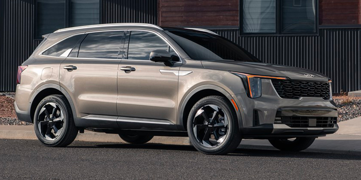 The 2025 Kia Sorento Plug-in on the street