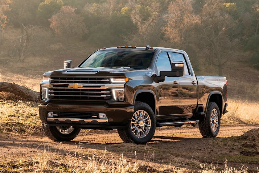 2023-chevrolet-silverado-2500hd-front-angle-view-carbuzz-927631