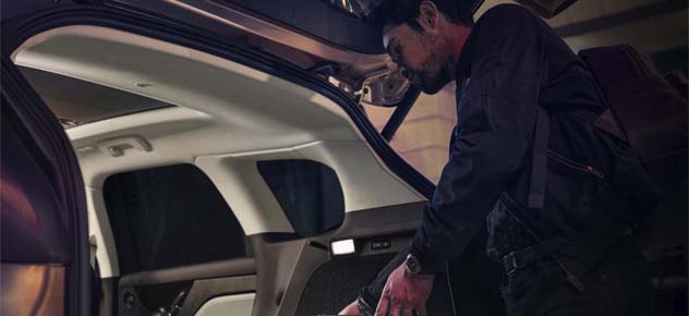 Hands-free power liftgate