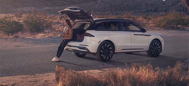 Available hands-free power liftgate