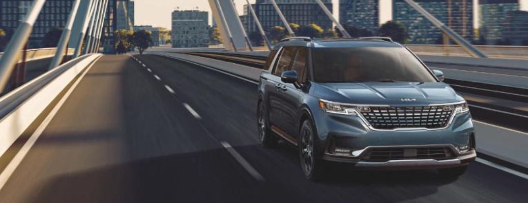 front view of the 2023 Kia Carnival MPV