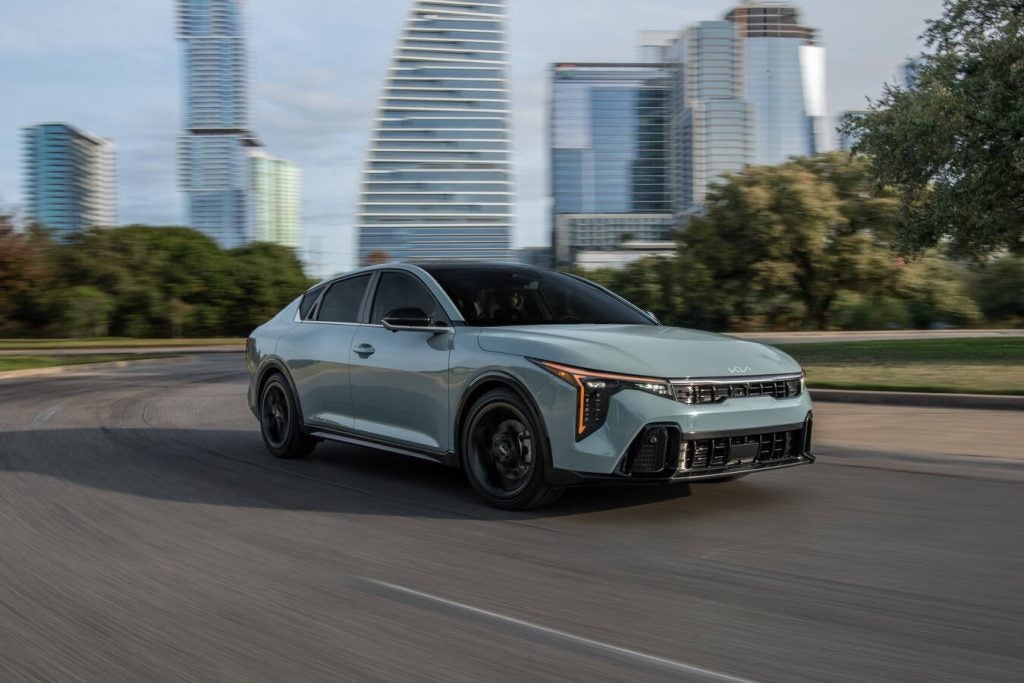 Kia K4 2025 líneas deportivas y acabados premium