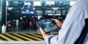 Mechanic with tablet in Service Center | Vancouver, WA