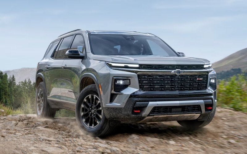 The 2025 Chevrolet Traverse vs 2025 Toyota Grand Highlander near Clinton, IA