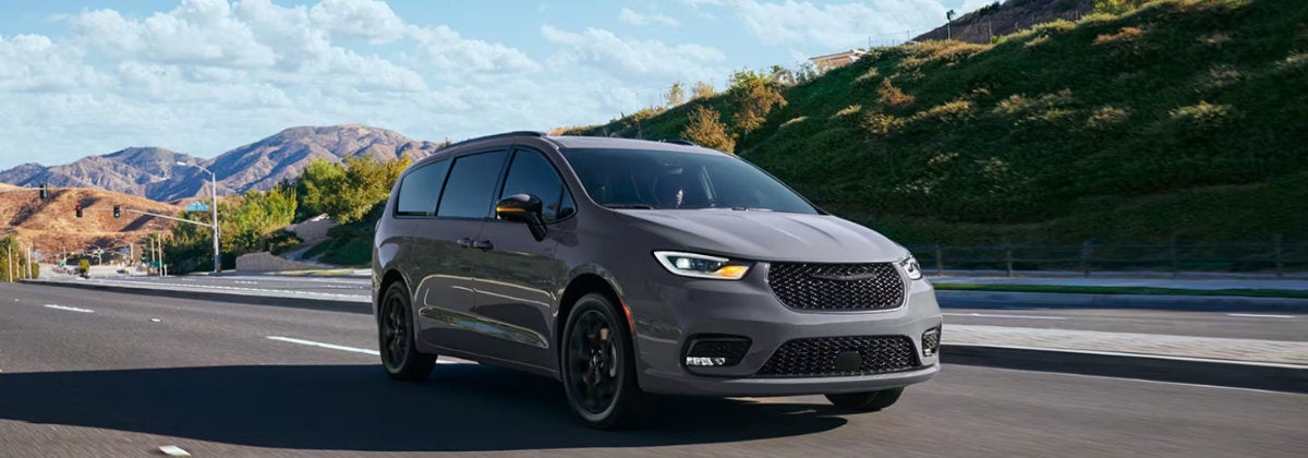 Exploring the Luxurious Interior of the 2024 Chrysler Pacifica in Maquoketa | Brad Deery Motors