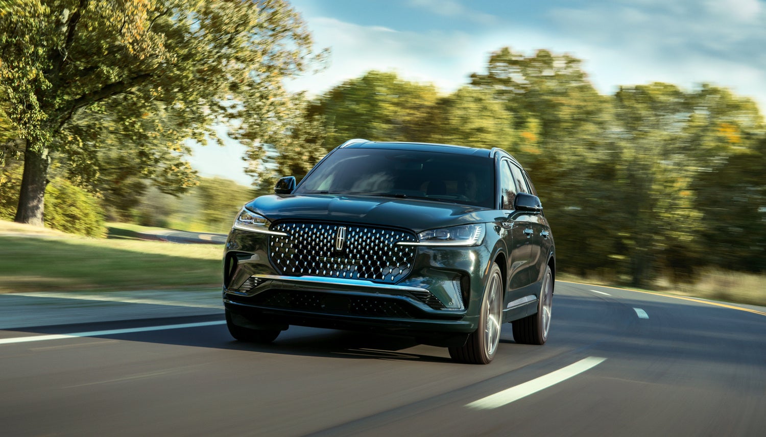 Lincoln Aviator vs. BMW X7 Comparison