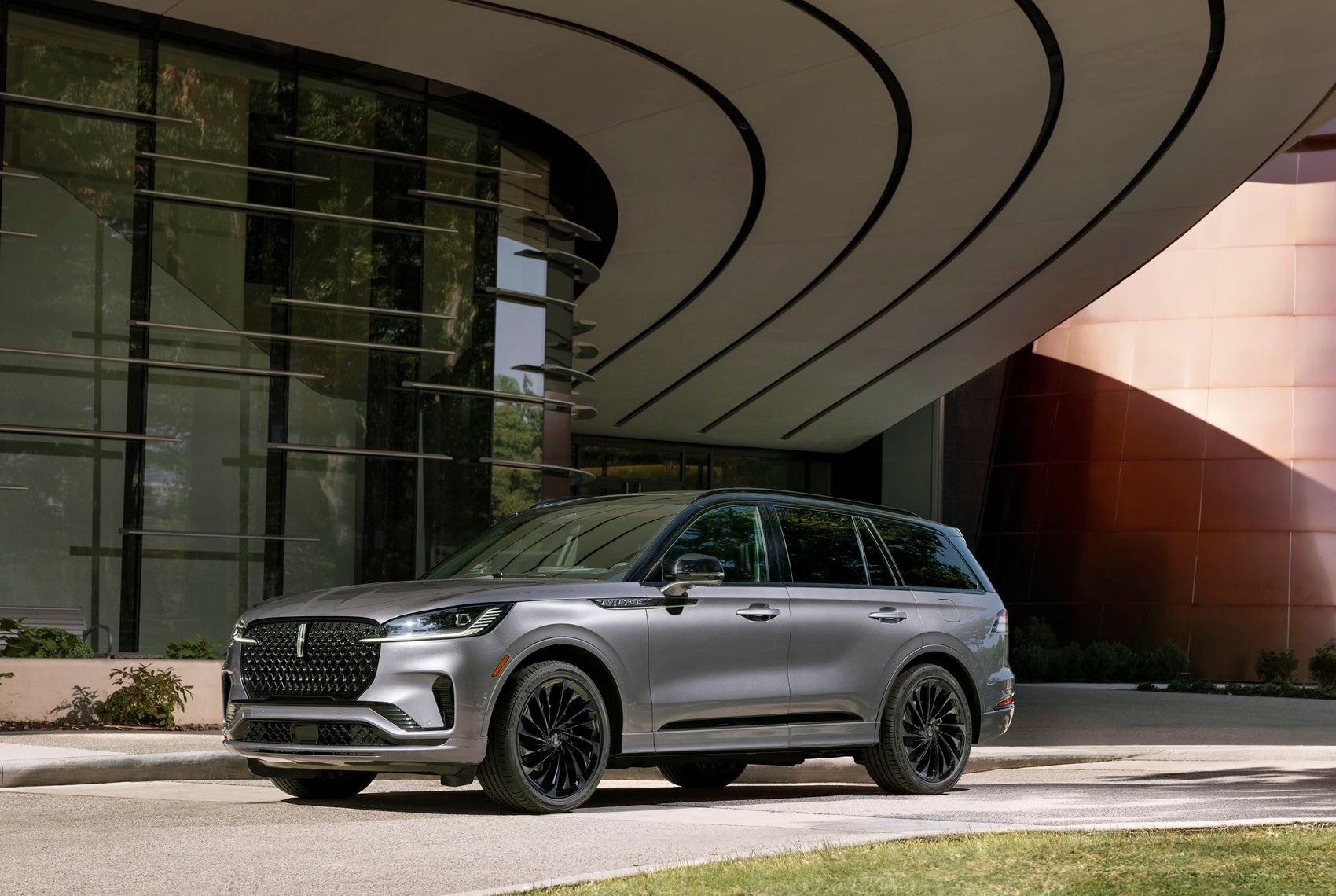 Lincoln Aviator vs. BMW X7 Comparison