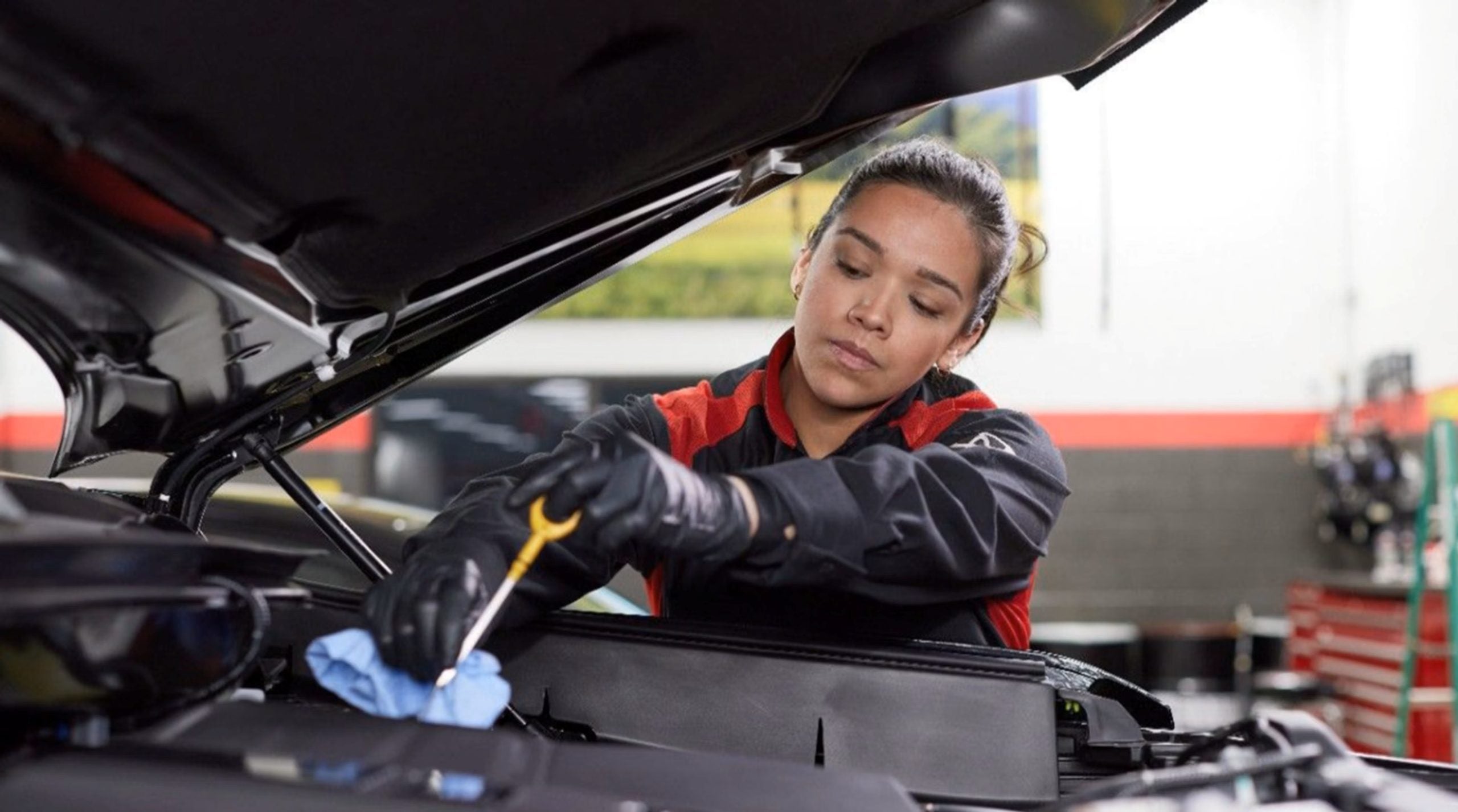Mechanic Oil Change vs. DIY Oil Change: Which is Better?