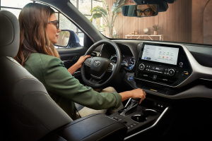 2023-Toyota-Highlander-Hybrid-Bronze-Edition-Dashboard.