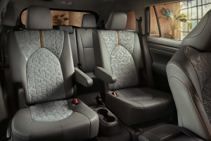 2023-Toyota-Highlander-Hybrid-Bronze-Edition-Second-Row
