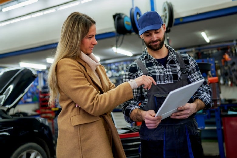 mechanic-explaining-service