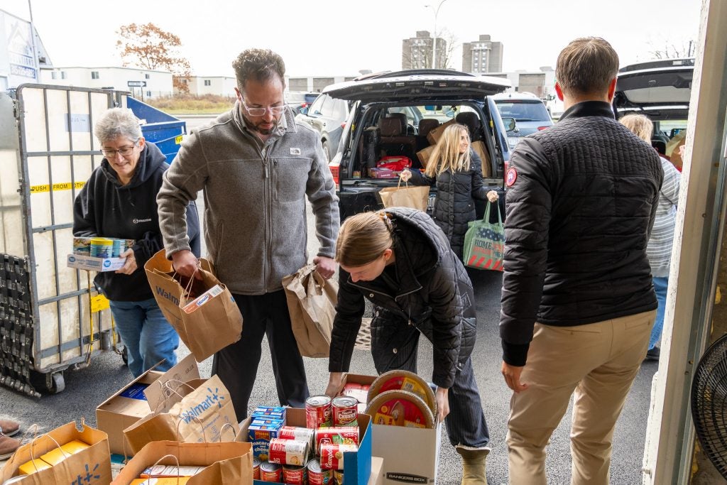 Steet Ponte Auto Group Delivering Food Donations to Feed our Vets