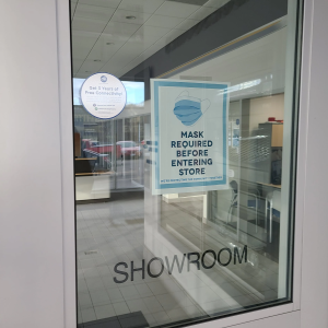 Image of Covid mask sign on Steet Ponte showroom door