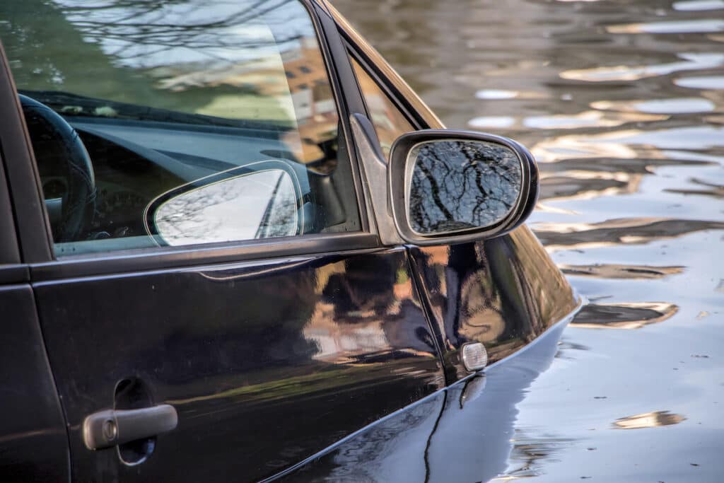 how to escape a sinking car