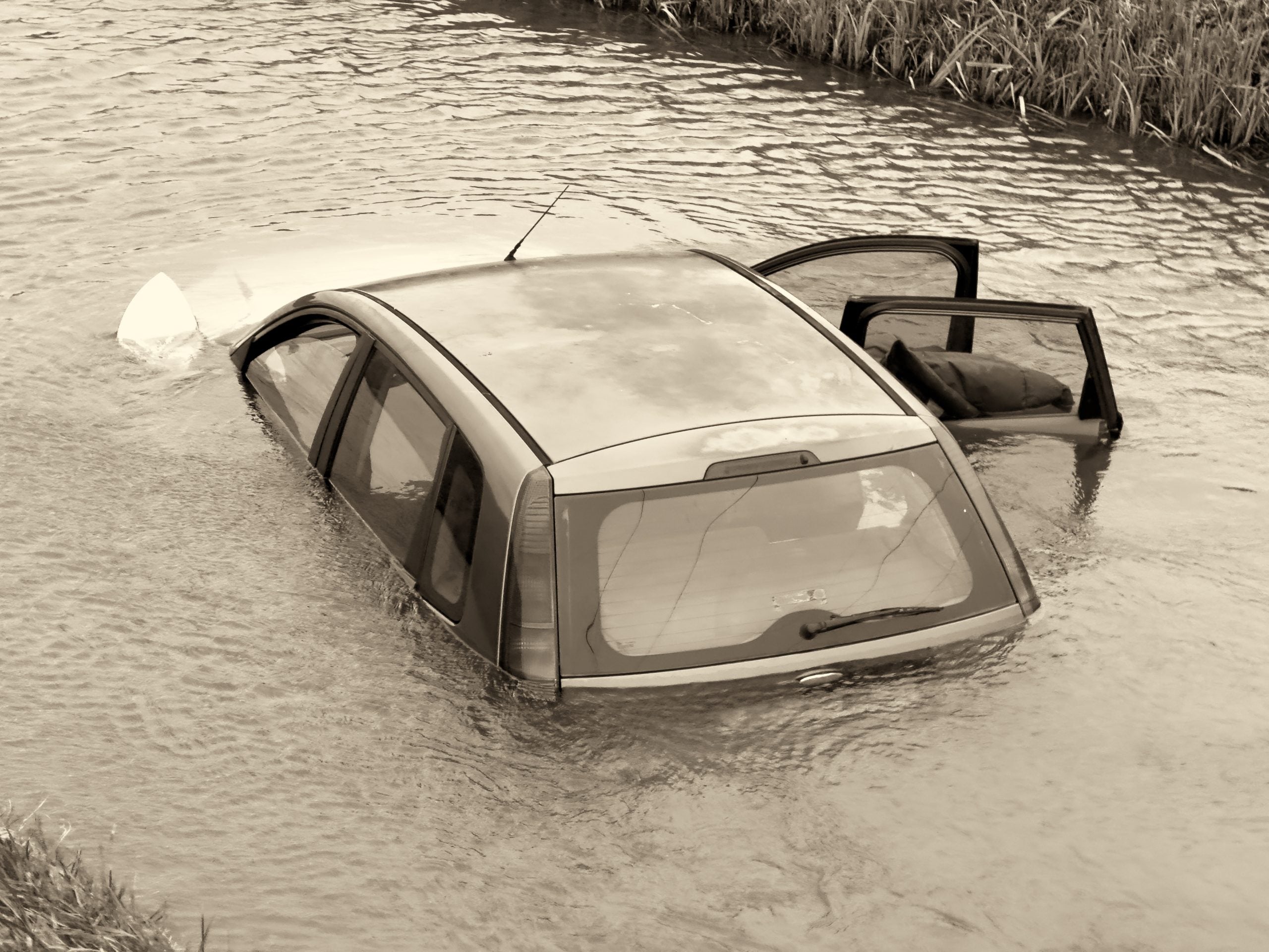 how to escape a sinking car