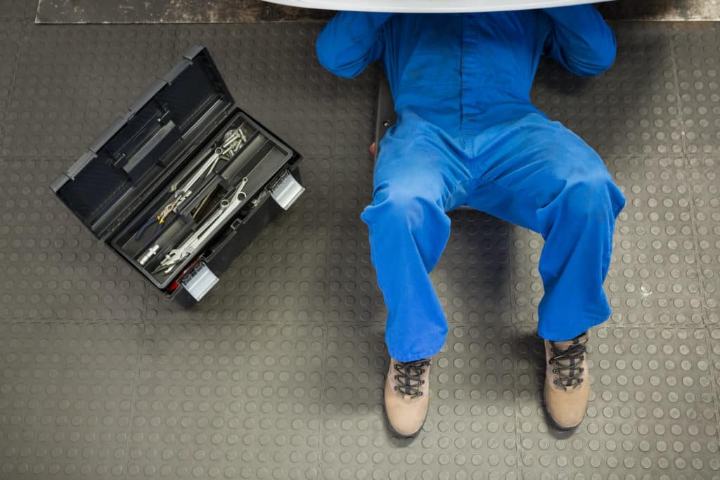 Auto service mechanic in Clermont.