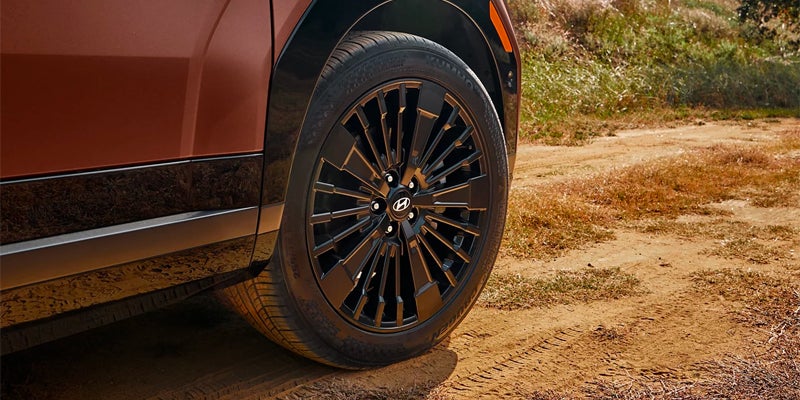 Close up of 2025 Hyundai Santa Fe Hybrid Wheel