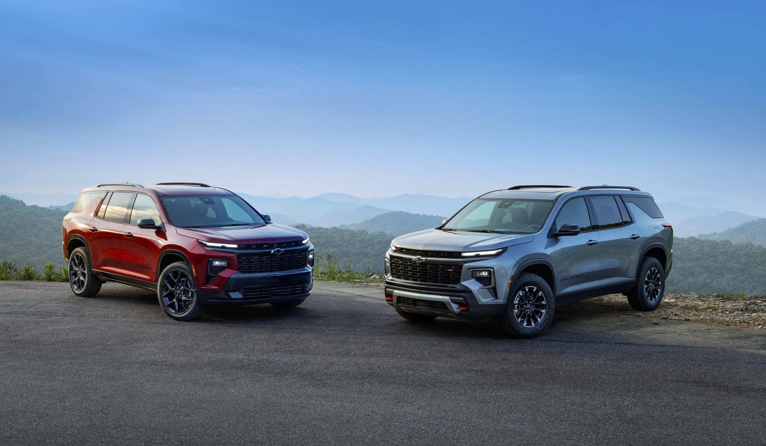 The 2026 Chevrolet Traverse RS and 2026 Chevrolet Traverse Z71 parked on a road.
