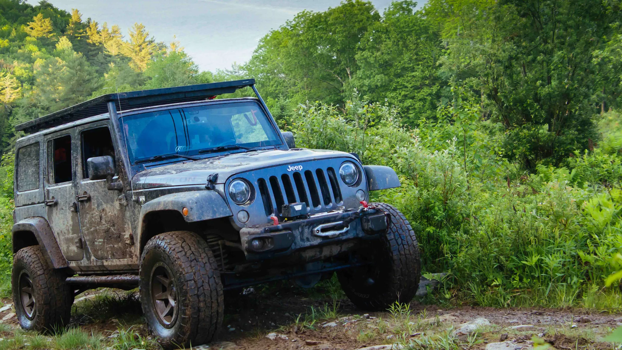 https://hips.hearstapps.com/mtg-prod/65a0d5111130060009b68714/05-vermont-overland-jeep-land-rover.jpg?format=webp&amp;q=75&amp;w=768&amp;width=768