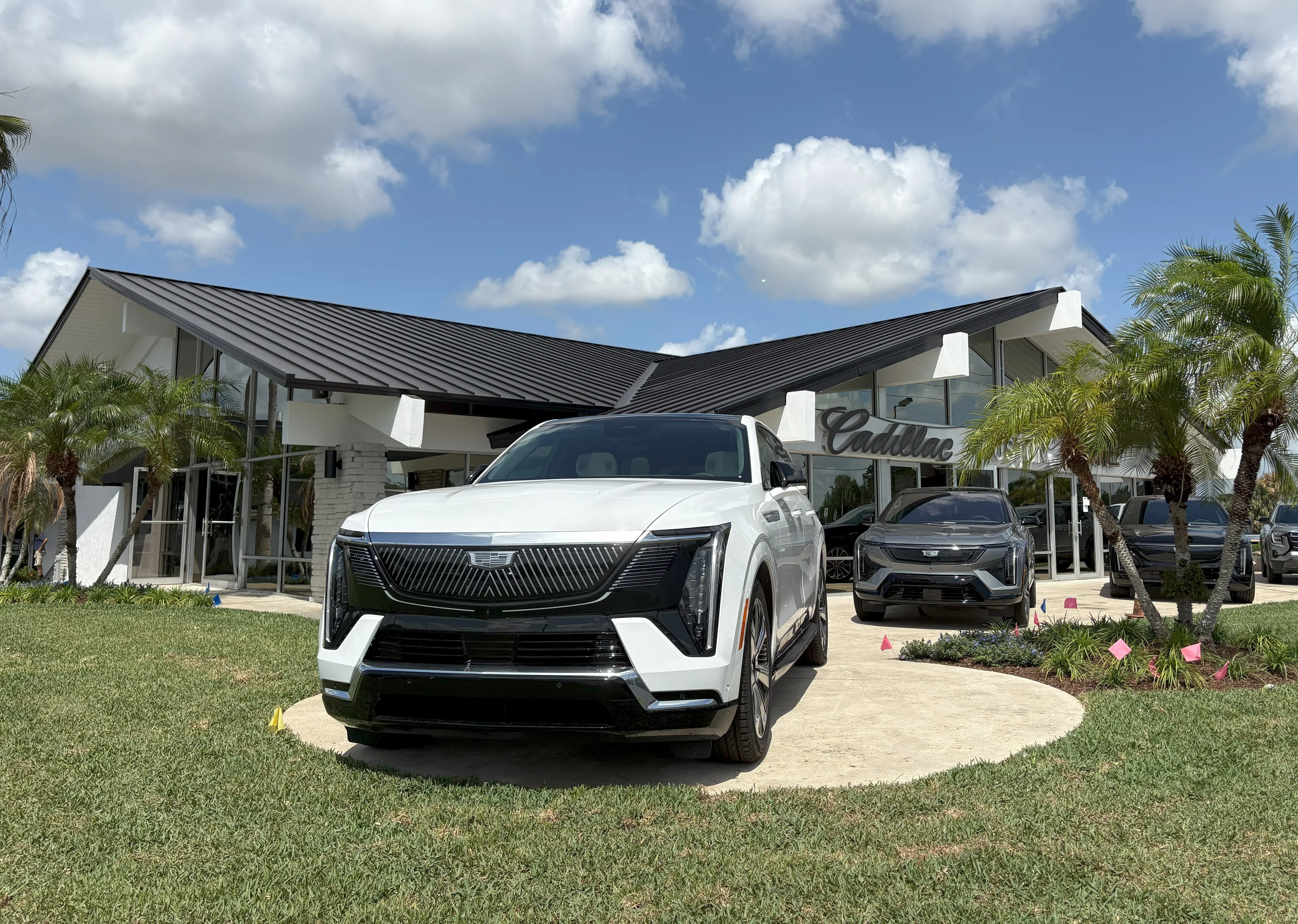 Huston Cadillac dealership exterior in Lake Wales Florida - the best Cadillac dealer in Central Florida