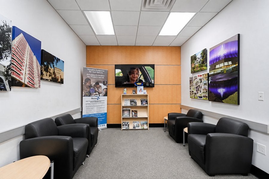 Customer waiting lounge at Ross Downing Chevrolet in Hammond, LA