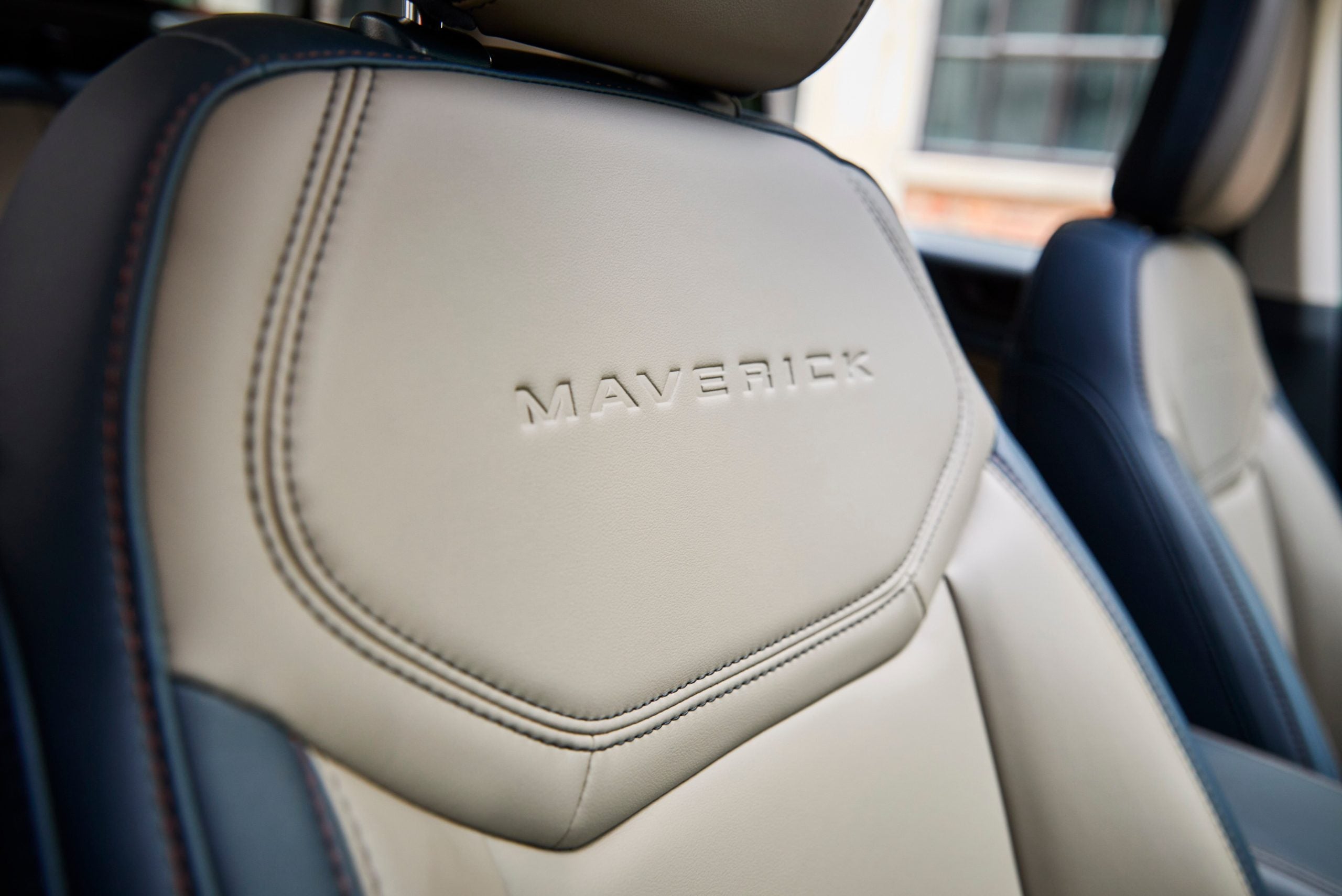 2025-20Ford-20Maverick-20Lariat_06