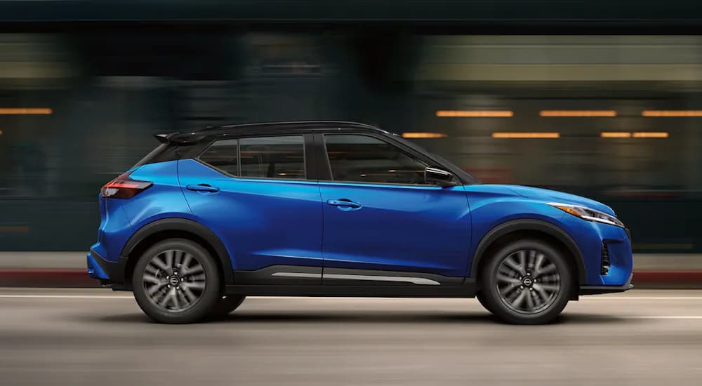 A blue Kia Sorento driving fast.