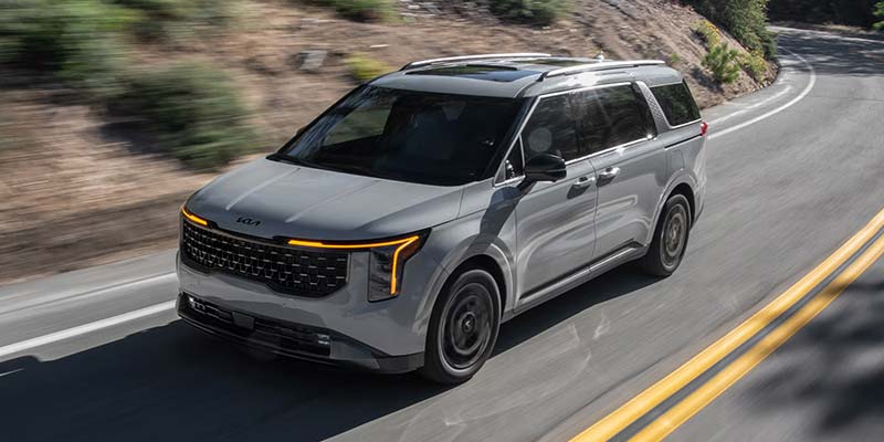 2026 Kia Carnival Hybrid on road