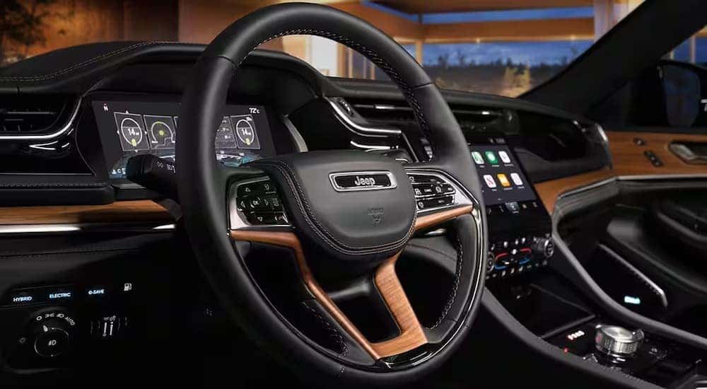 The black and brown dash in a 2024 Jeep Grand Cherokee is shown.