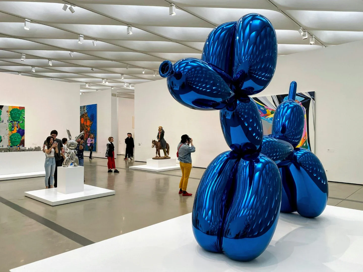 Big blue dog statue resembling a balloon animal.