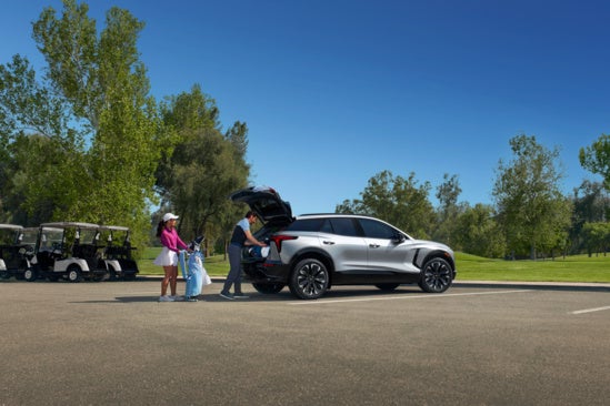 Golfers unpacking SUV