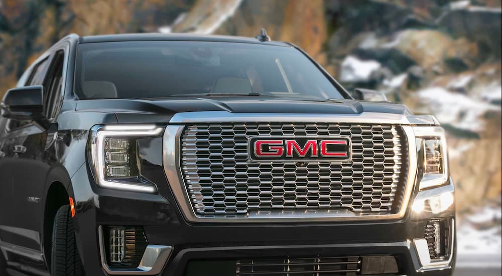 Close-up on the grille and of a black 2021 GMC Yukon