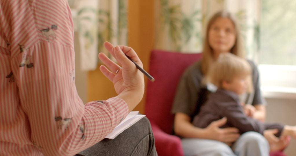 Neutral expert counseling family during collaborative divorce session.