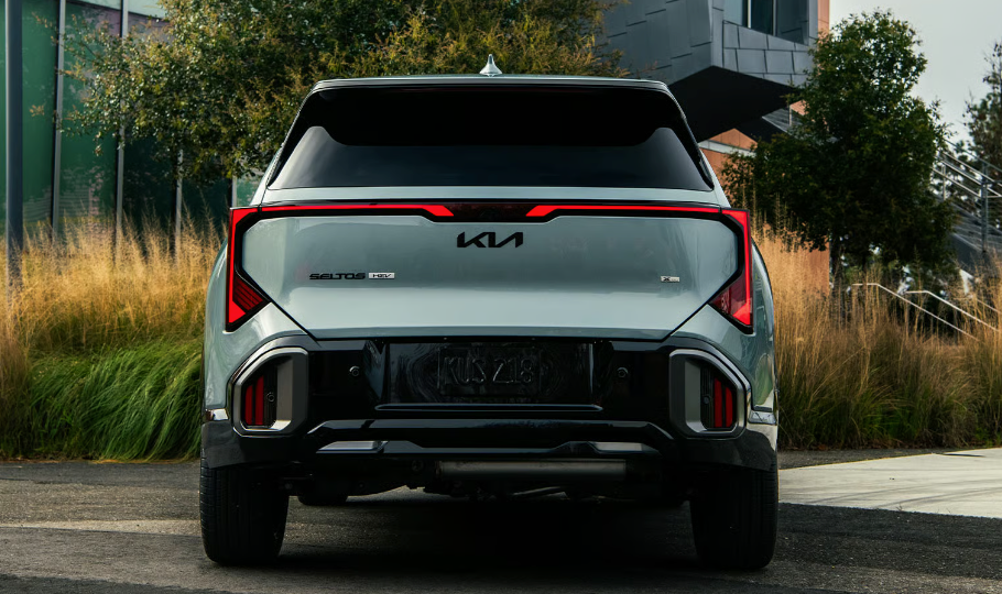 2027 Kia Seltos Hybrid redesigned exterior front three-quarter view