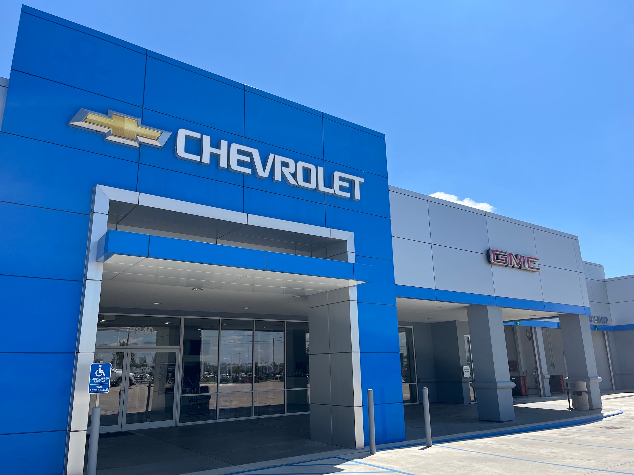 Chevrolet GMC dealership in Lawrence, KS